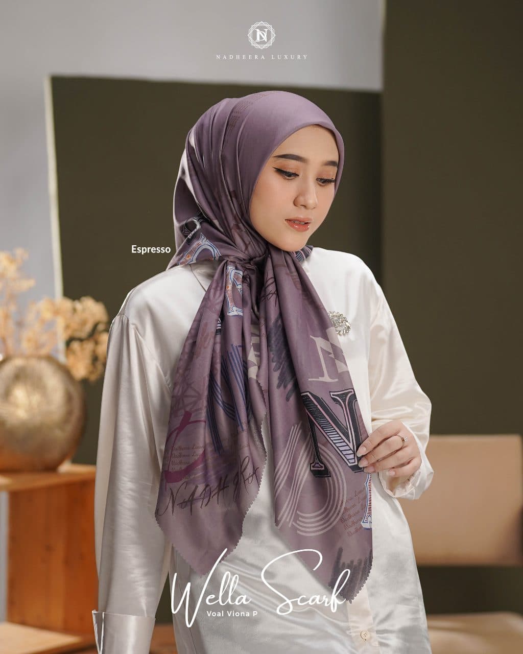 Della Scarf